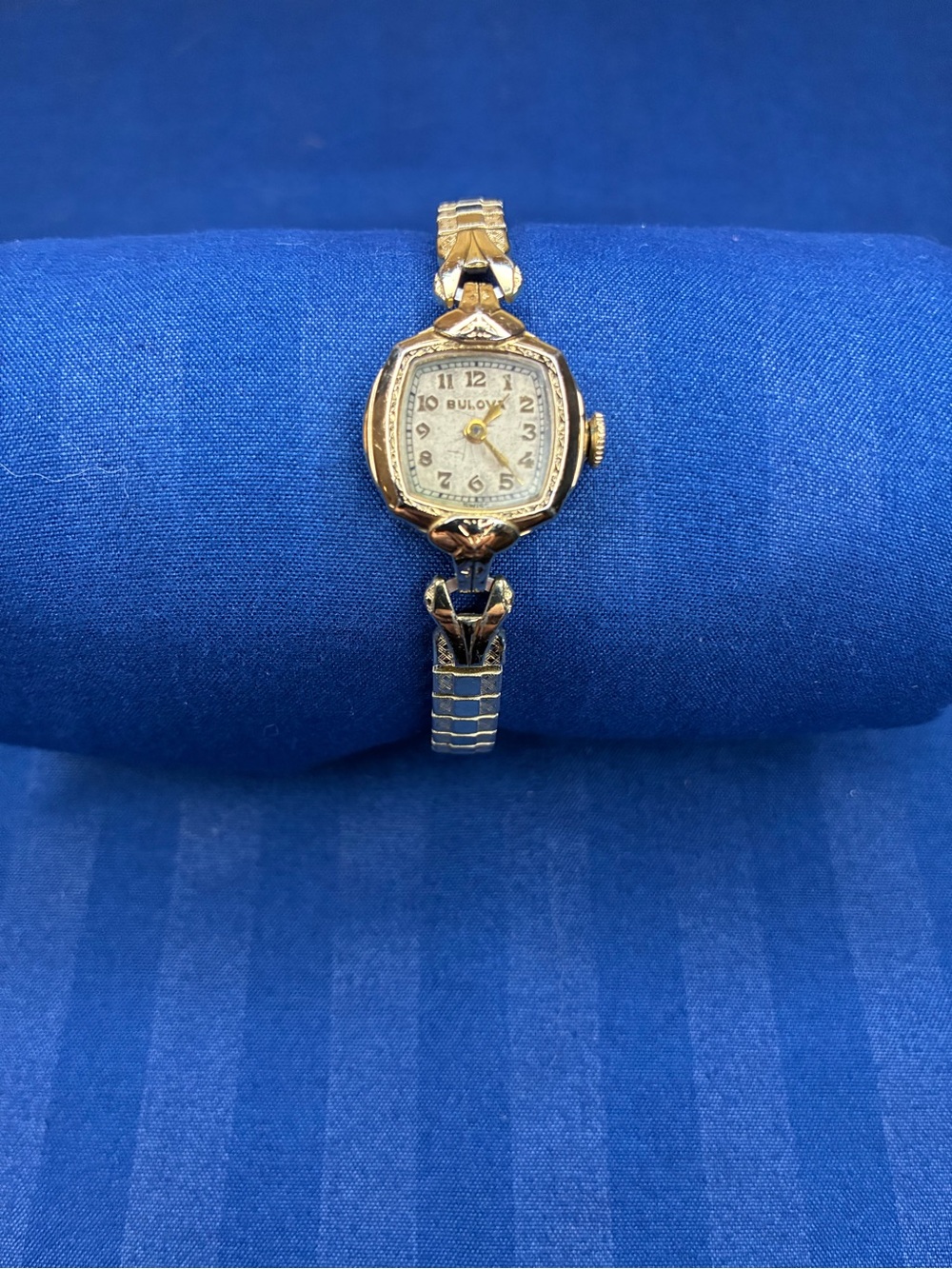 Vintage Bulova Women's Gold-Tone Bracelet Watch with Ivory Dial